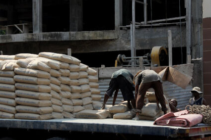 Un sac de ciment se négocie désormais à 21 210 FC (10.5 USD) au lieu de  15 500 (7.7 USD) à Matadi, dans le Kongo-Central. Ce montant a été fixé  jeudi 17 mars à l’issue d’un compromis entre la division provinciale de  l’Economie, les délégués de trois cimenteries du Kongo-Central et les  fournisseurs de ciment, après deux jours des discussions