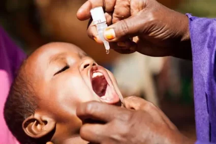 30 mars 2023, Uvira dans province du Sud-Kivu: Les autorités sanitaires lancent la campagne de vaccination contre la poliomyélite.